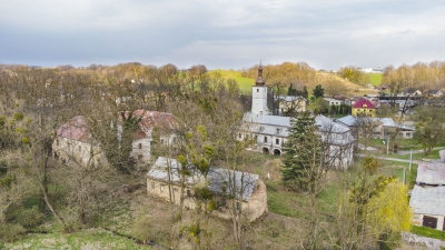 Zámecký areál a Bravantice pohledem dronu